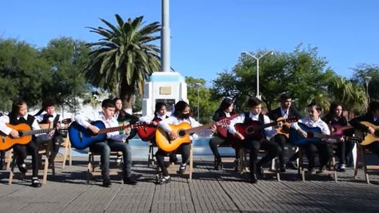 Día del Himno Nacional Argentino: Alumnos interpretan la canción patria desde Chaco