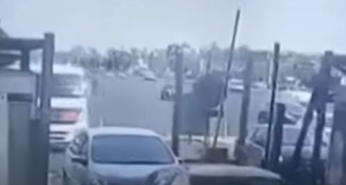 Video: un camión perdió el control y embistió a dos autos en el peaje de la Panamericana