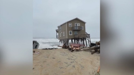Impactante: el mar arrastró una casa de playa en Estados Unidos