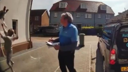 Una mujer le salvó la vida a una perra que cayó de 6 metros de altura