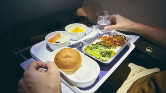 Brasil vuelve a permitir servicio de alimentación en vuelos comerciales