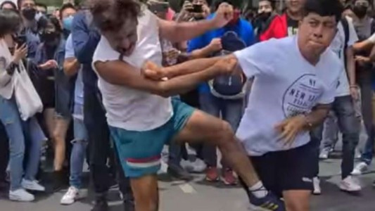 Un profesor y su alumno pactaron una pelea y se agarraron a trompadas