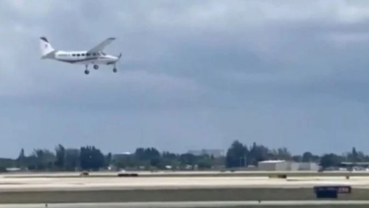 "No tengo idea cómo volar esto": se desmayó el piloto y un pasajero tuvo que aterrizar el avión