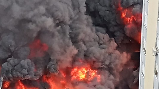 Impactante incendio provoca una inmensa columna de humo en Avellaneda