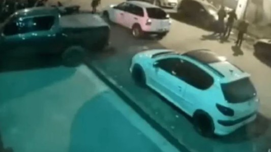 Lo echaron de un boliche por pelearse y se metió con la camioneta adentro