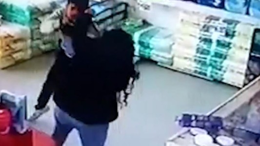 La empleada karateca: enfrentó a un ladrón y lo sacó a patadas de su comercio - #REC