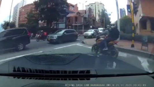Video: atropelló a dos motochorros que le habían disparado para robarle un reloj