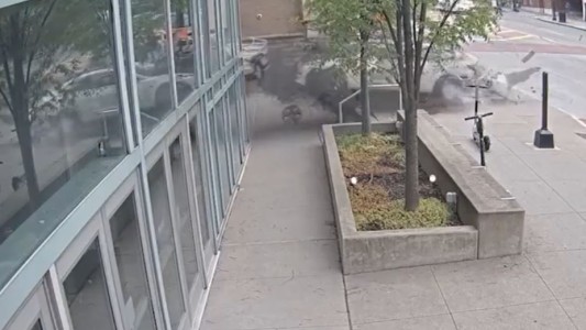 Perdió el control de su Tesla y atravesó a toda velocidad una pared de vidrio