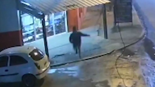 Se tiró de cabeza a un kiosco para evitar que lo asalten cuatro motochorros - #REC