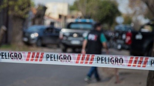 Vecinos sentían olor a podrido: lo hallaron asesinado a puñaladas en su casa