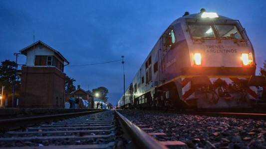 Un nene herido al ser chocado por un tren en el mismo lugar donde murió su mamá
