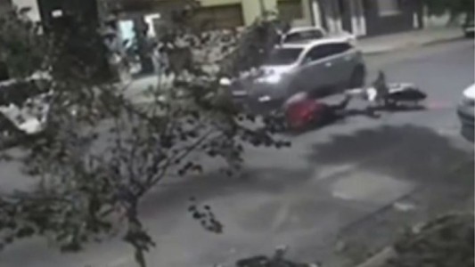 Video: Una mujer chocó a un repartidor y huyó a toda velocidad
