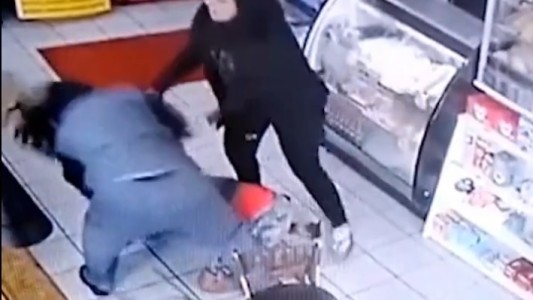 Abusador le tocó la pierna a una mujer y la víctima le dio una paliza