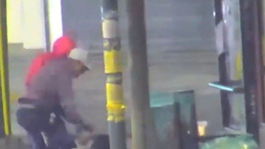 Salvaje asalto en la parada de colectivos: le dieron una paliza para sacarle el celular - #REC