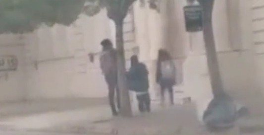 Video: una mamá llevó a sus hijos a la escuela el día del censo y se dio cuenta que estaba cerrada