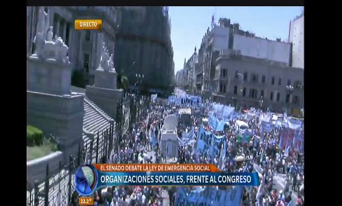 Concentración de organizaciones sociales para apoyar el debate del proyecto de Emergencia Social