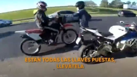 Asalto en primera persona: paseaba con amigos y grabó cómo le robaban la moto