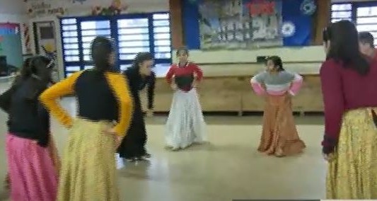 Ballet folklórico enseña danzas tradicionales en escuelas