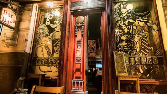 Homenajean a un bar notable que cumple 50 años