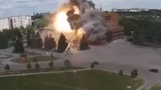 Guerra en Ucrania: destruyeron con un misil el Palacio de Cultura en Járkov