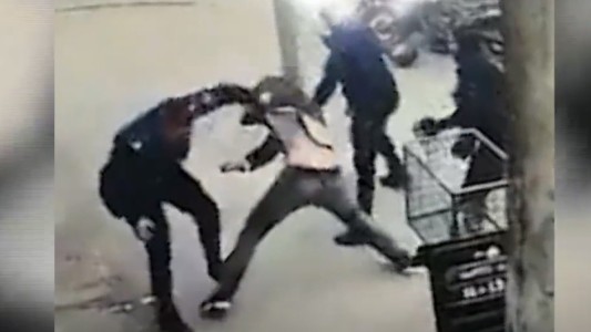 Video: tres policías torturaron a un detenido
