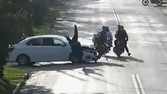 Hacía "willy" con su moto y lo atropelló un auto