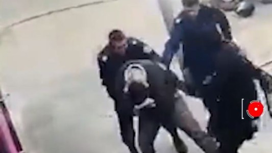 Policías violentos: gas pimienta y golpiza a un detenido - #REC