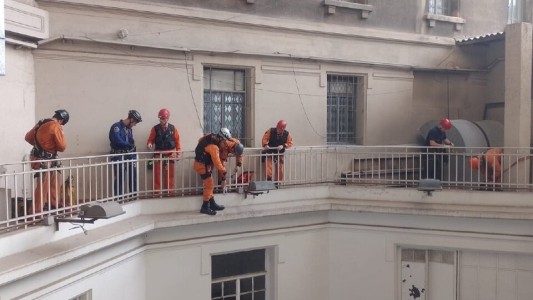 Sobrevivió tras arrojarse desde un piso 11 en el microcentro porteño