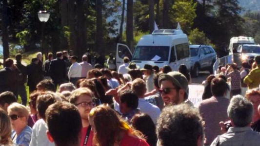 Apedrearon el auto en el que viajaba Macri en Villa Traful