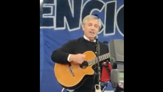 Video: guitarra en mano, Alberto cantó "Solo se trata de vivir" de Lito Nebbia