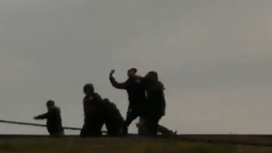 Una facción de la barra de Independiente se enfrentó con la Policía