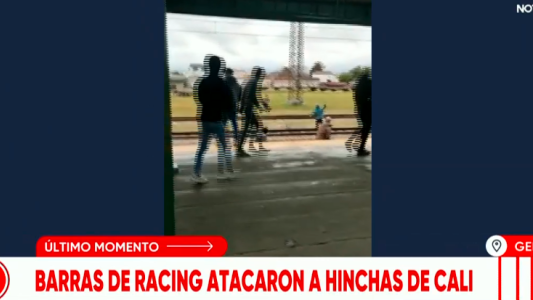 Batalla campal entre barras de Racing y Deportivo Cali en una estación del tren Roca