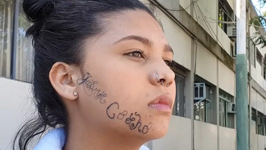 Exnovio la ató de manos y le tatuó su nombre para marcarla como de su "propiedad"