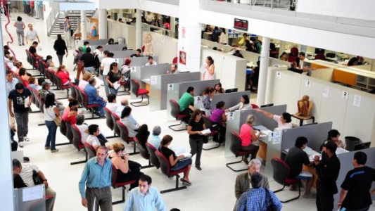 Consultora estimó que las 24 provincias tienen un exceso de empleados públicos del 34%