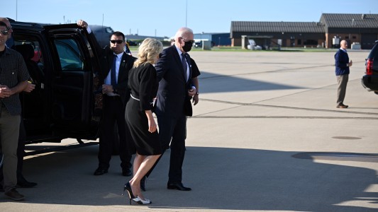 Biden viajó a Uvalde para visitar a las víctimas de la masacre escolar