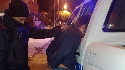 Le apuntó en la cabeza a una joven para robarle, la víctima lloró y el ladrón la abrazó: fue detenido