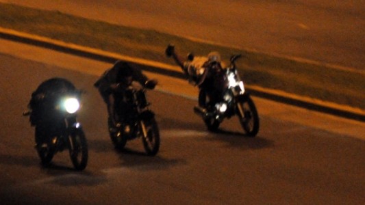 Lo detuvieron por correr una picada y mordió al policía: sus familiares apedrearon a los agentes