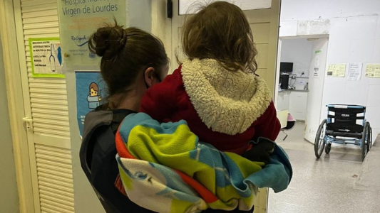 La Policía rescató a una nena de 2 años que estaba sola, encerrada y lloraba: su madre había ido a bailar