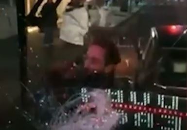 Choque y furia en las calles porteñas: automovilista atacó con un fierro a un colectivo