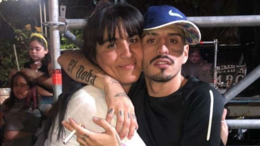 La mamá de El Noba dejó su trabajo y vive en una casa rodante frente al hospital