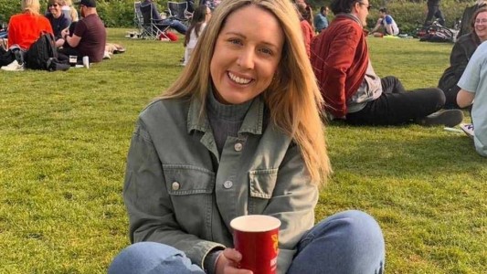 Tenía 31 años, iba al gimnasio y caminaba 10.000 pasos diarios: murió en la cama, mientras dormía