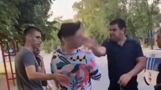 Un policía deberá pagarle $45.000 a un joven por darle un cachetazo en la calle