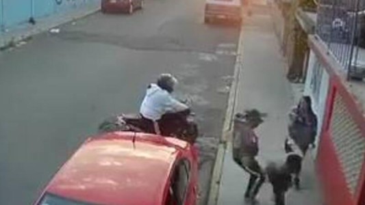 Video: una chica fue abandonada por su novio en el momento en que la asaltaban dos motochorros