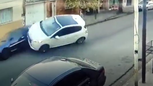 Se durmió al volante, chocó a un auto estacionado y volcó