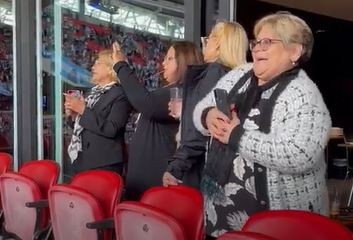 Finalissima: las hermanas de Diego Maradona bailaron al ritmo de "Live is Life" en Wembley