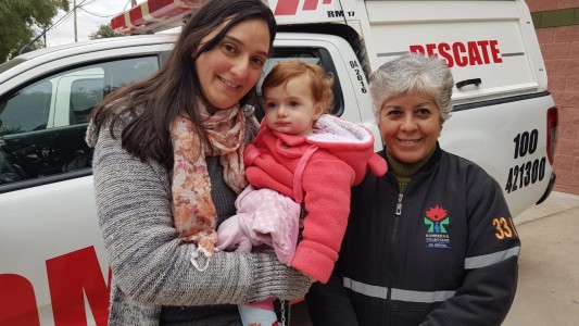 Día del Bombero Voluntario: Una bombera le salvó la vida a una beba de un año