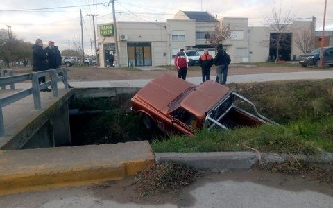 Dejó la camioneta sin cambio y cayó a un zanjón