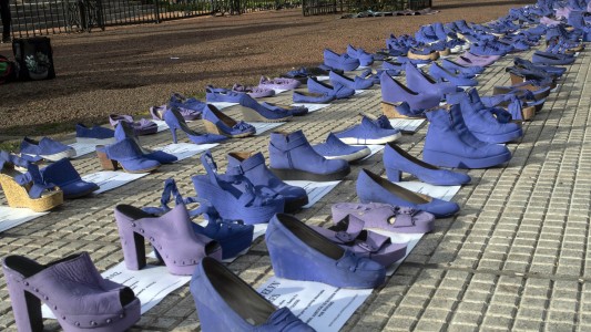 Colocan zapatos violetas frente al Congreso para visibilizar a 150 víctimas de femicidios