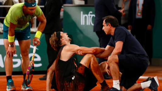 El momento de la lesión de Alexander Zverev en Roland Garros: dejó la cancha en silla de ruedas