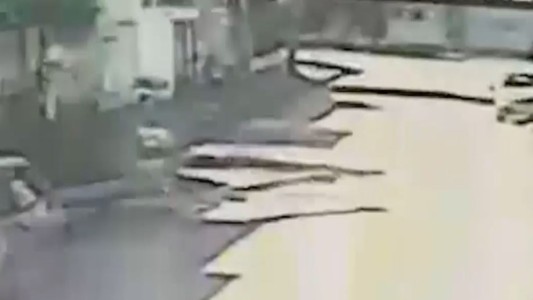 Un ladrón se subió a un poste para robar cables y se cayó - #REC